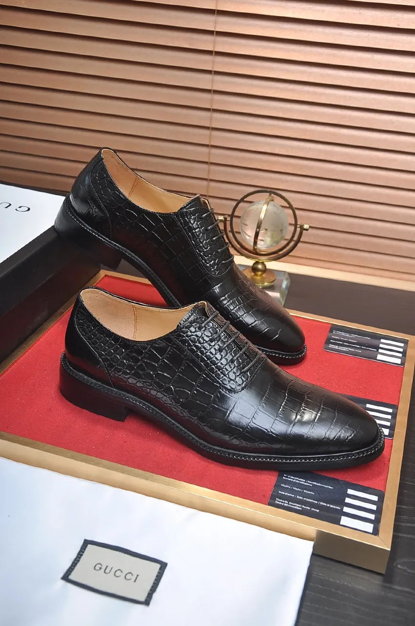 Men's shoes💰540💶Italy's top luxury men's shoe giant (GUCCI) (Gucci) (full cowhide lining) new arrival🍃Original European style🔰 Pleasant to the eye😍In order to make the shoes more durable and non-deformable🌀The production continues to follow traditional methods but there is still no lack of innovation💪Choose original sheepskin for the leather♻️ Smooth and natural And extra bright ⭐Made of imported cowhide, the first choice of rich people 38-45 (45 customized)